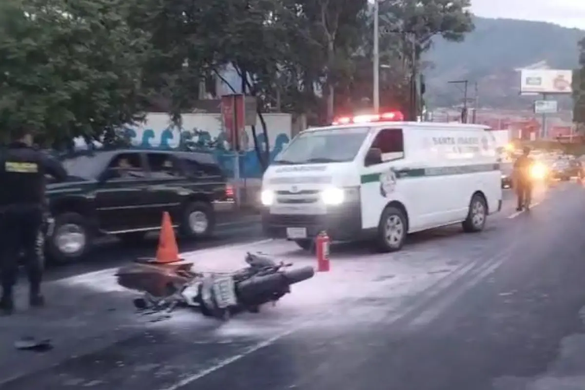 El accidente dejó un fallecido, por lo que se ordenó el cierre parcial de la vía, en dirección a Guatemala. , Dalia Santos / PMT de Villa Nueva.