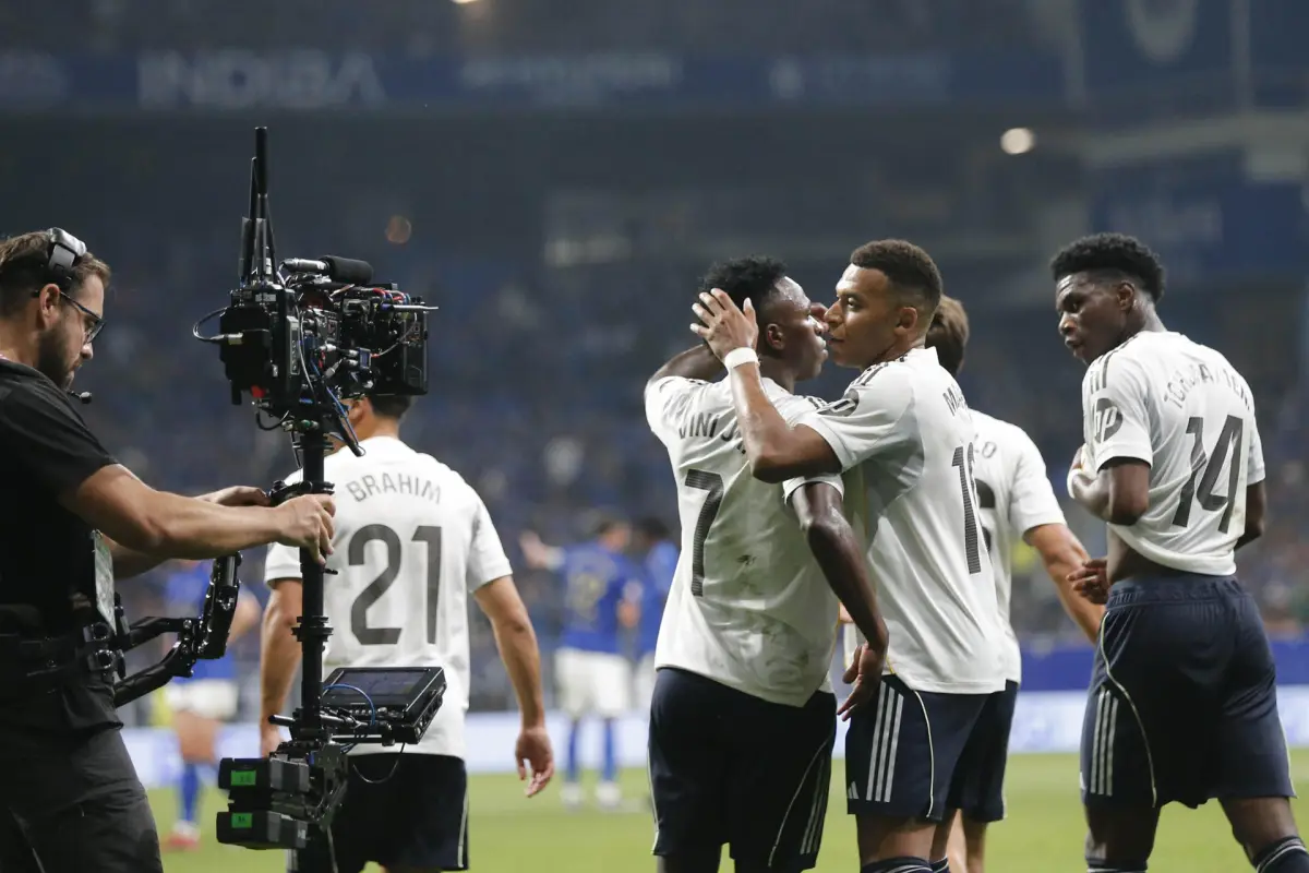 El Real Madrid celebra un gol ante el Oviedo en el estadio Carlos Tartiere - EFE
