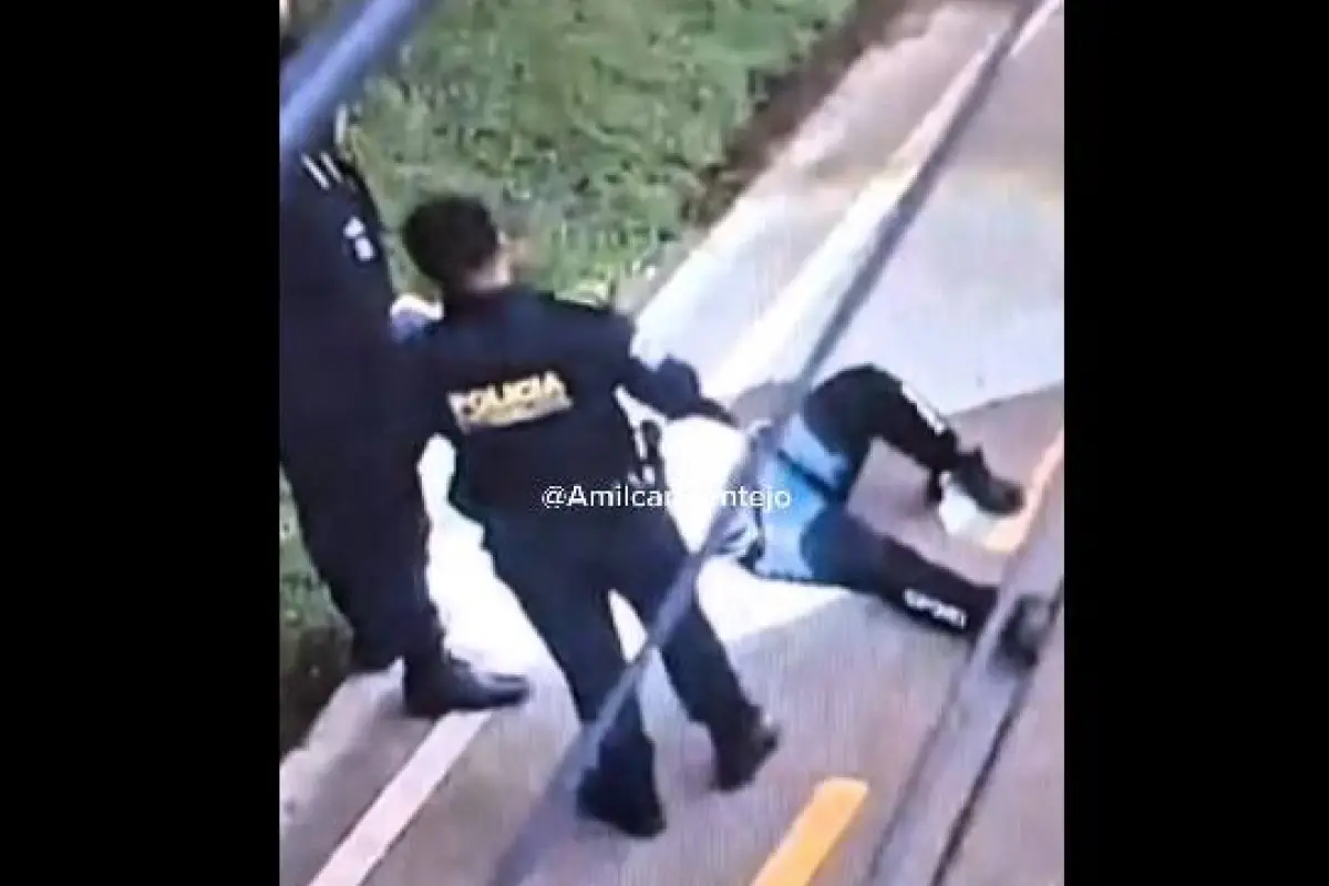 El conductor fue entregado a la PNC y, frente a los agentes, se durmió en la banqueta., PMT capitalina/Montejo