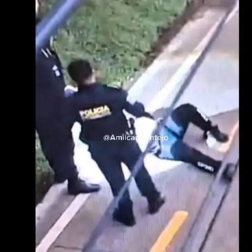 El conductor fue entregado a la PNC y, frente a los agentes, se durmió en la banqueta. ,PMT capitalina/Montejo