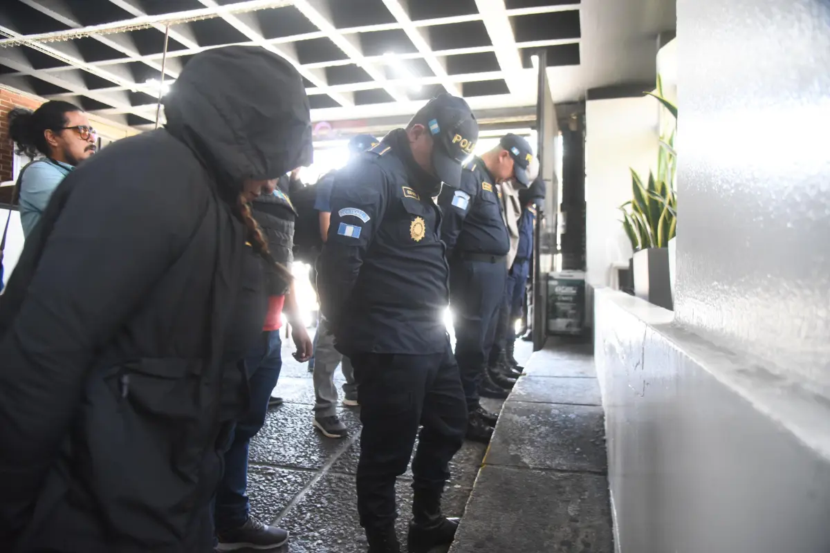 Los agentes detenidos fueron trasladados a la torre de tribunales., Omar Solís/Emisoras Unidas