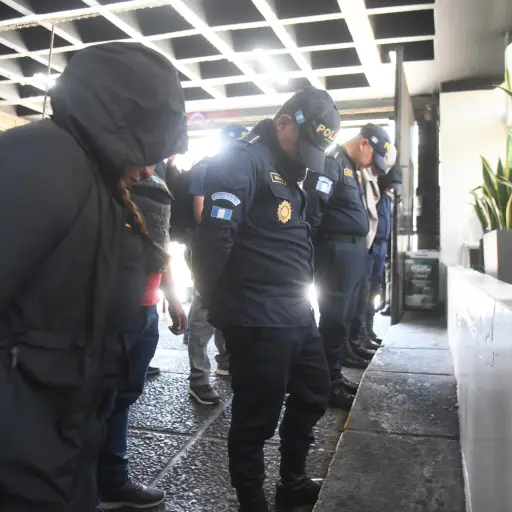 Los agentes detenidos fueron trasladados a la torre de tribunales. ,Omar Solís/Emisoras Unidas