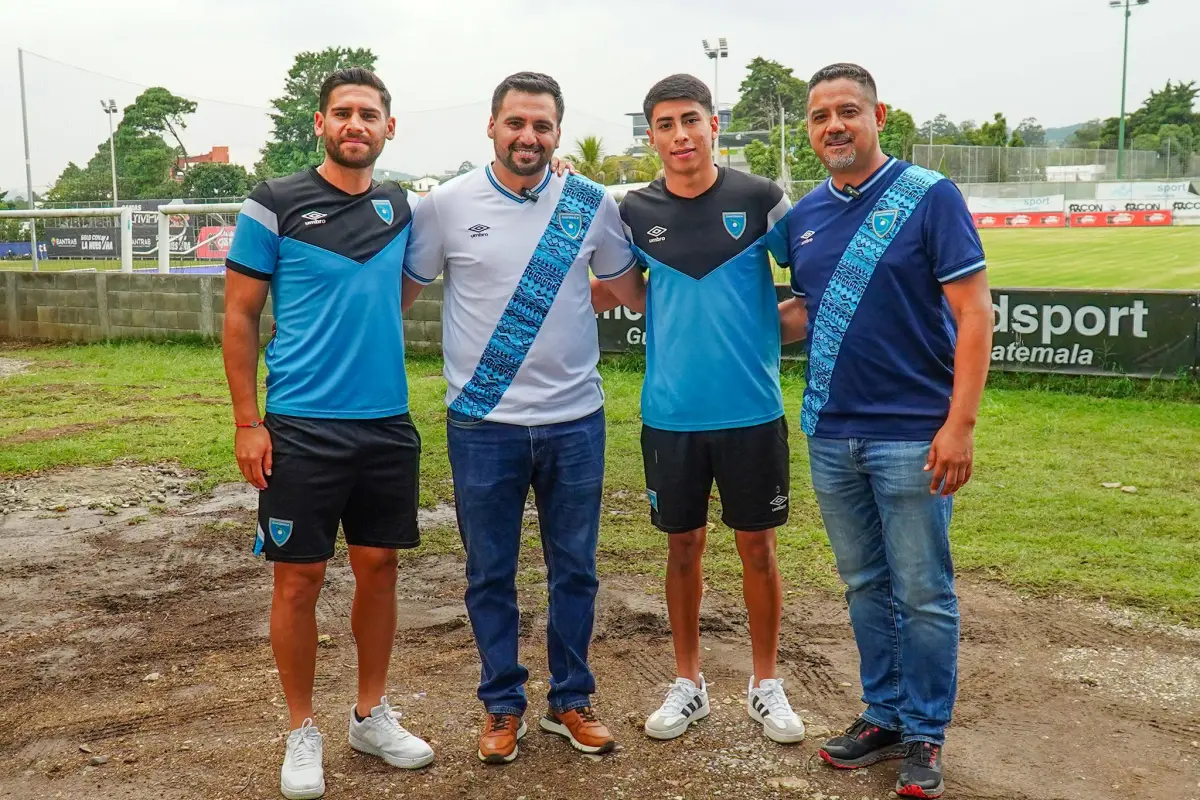 El diputado Jairo Orellana junto a los seleccionados José Carlos Pinto y Carlos Aguilar, además de Israel Castro.  