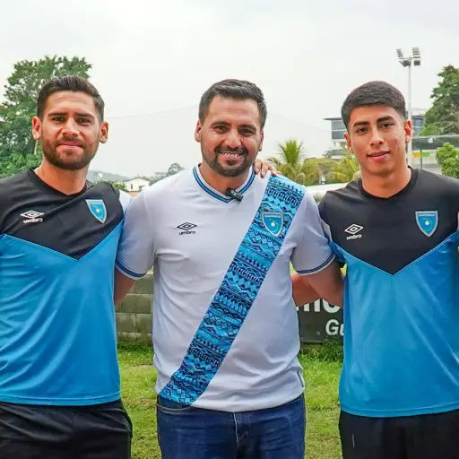 El diputado Jairo Orellana junto a los seleccionados José Carlos Pinto y Carlos Aguilar, además de Israel Castro.  