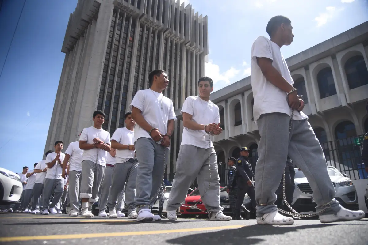 Los internos que participaron en el motín en "Las Gaviotas" a su salida de Torre de Tribunales., Omar Solís/Emisoras Unidas