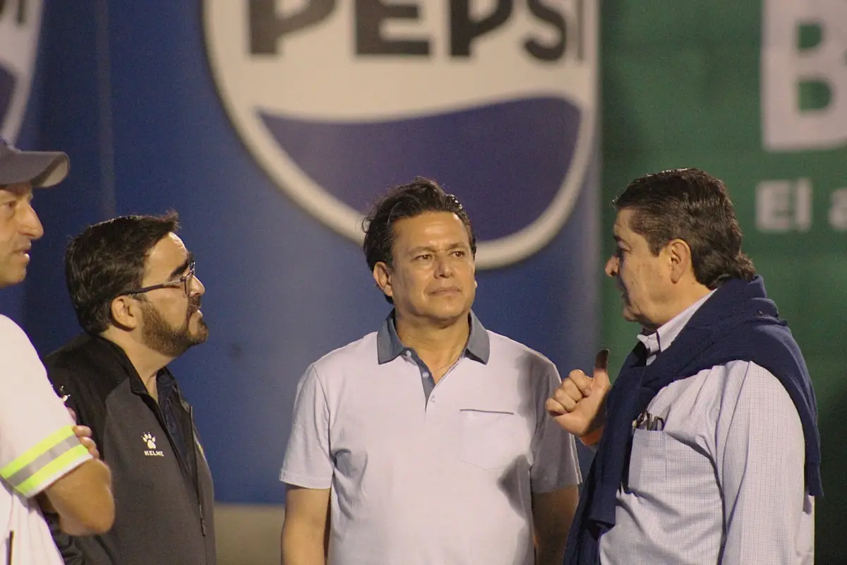Juan García dialoga con 'Chava' Reyes y Luis Fernando Tena - Christoper Chang