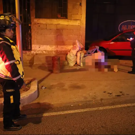 La persona fallecida fue hallada en la vía pública, en un sector de la zona 7. ,Bomberos Voluntarios