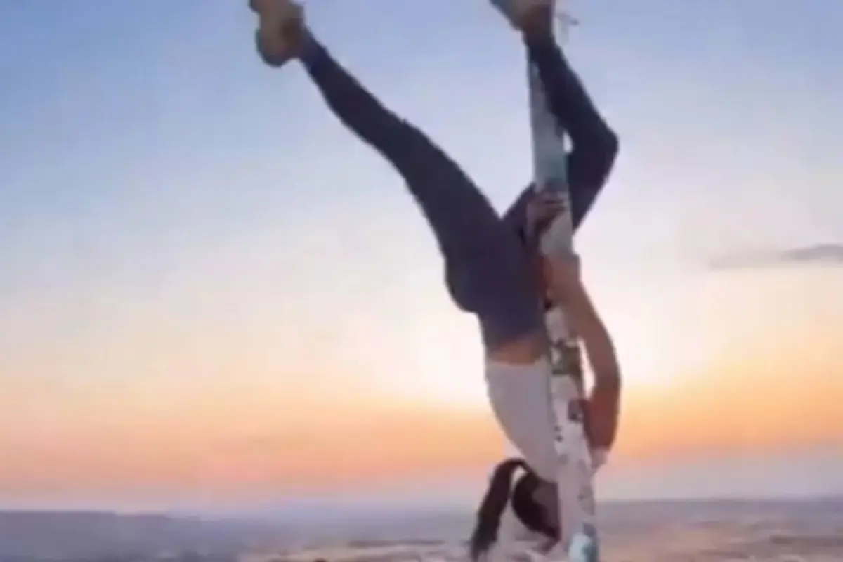 Turista genera polémica tras grabarse haciendo pole dance en un asta., Captura de pantalla video X.