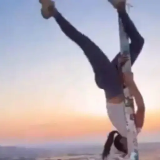 Turista genera polémica tras grabarse haciendo pole dance en un asta. ,Captura de pantalla video X.