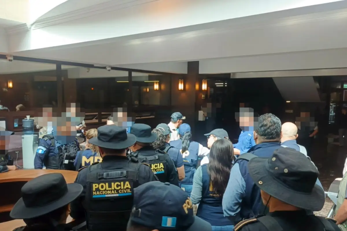 El personal de la FECI y de la policía realiza una diligencia en instalaciones del Ministerio de Desarrollo., Ministerio Público