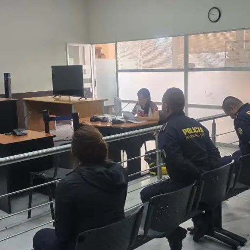 La audiencia de primera declaración de los cinco agentes de PNC se llevó a cabo esta mañana en el Juzgado de Turno. ,Ángel Oliva/EU