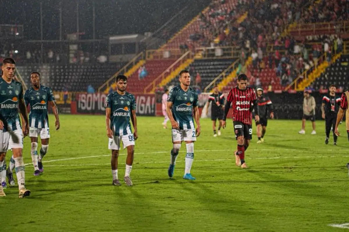 Jugadores de Alajuelense y Antigua GFC - Antigua GFC