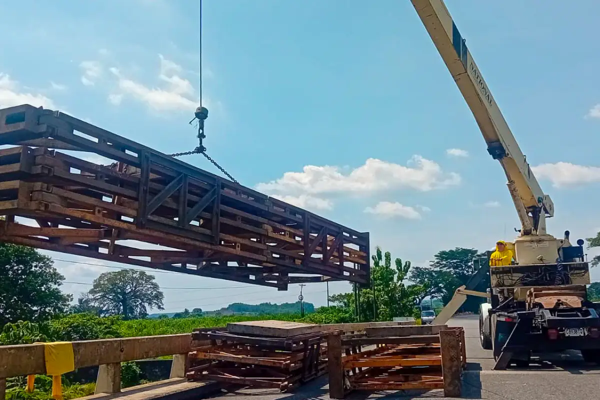 El personal trabaja en la nivelación de las torres de apuntalamiento para estabilizar el área afectada de esta estructura., Foto Gobernación Departamental de Suchitepéquez