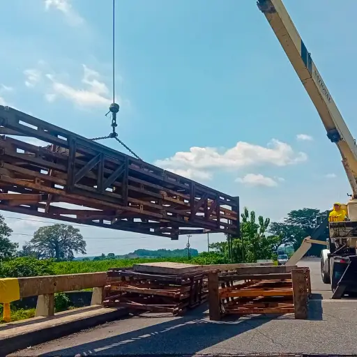 El personal trabaja en la nivelación de las torres de apuntalamiento para estabilizar el área afectada de esta estructura. ,Foto Gobernación Departamental de Suchitepéquez