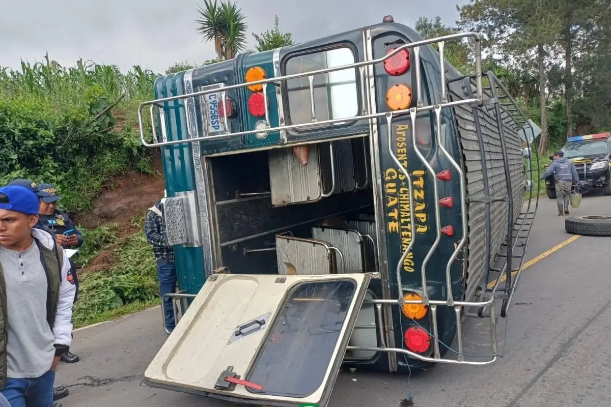 La unidad de transporte quedó tirada en el asfalto, luego que el chofer perdiera el control., Bomberos Municipales Departamentales. 