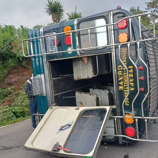 La unidad de transporte quedó tirada en el asfalto, luego que el chofer perdiera el control. ,Bomberos Municipales Departamentales. 