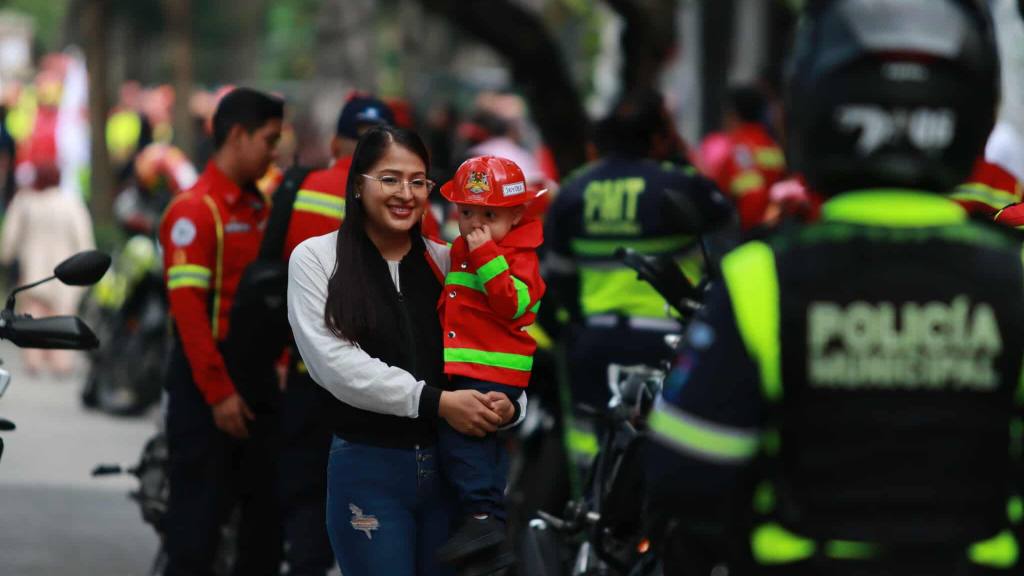 Bomberos Municipales conmemoran su 70 aniversario con desfile | Álex Meoño