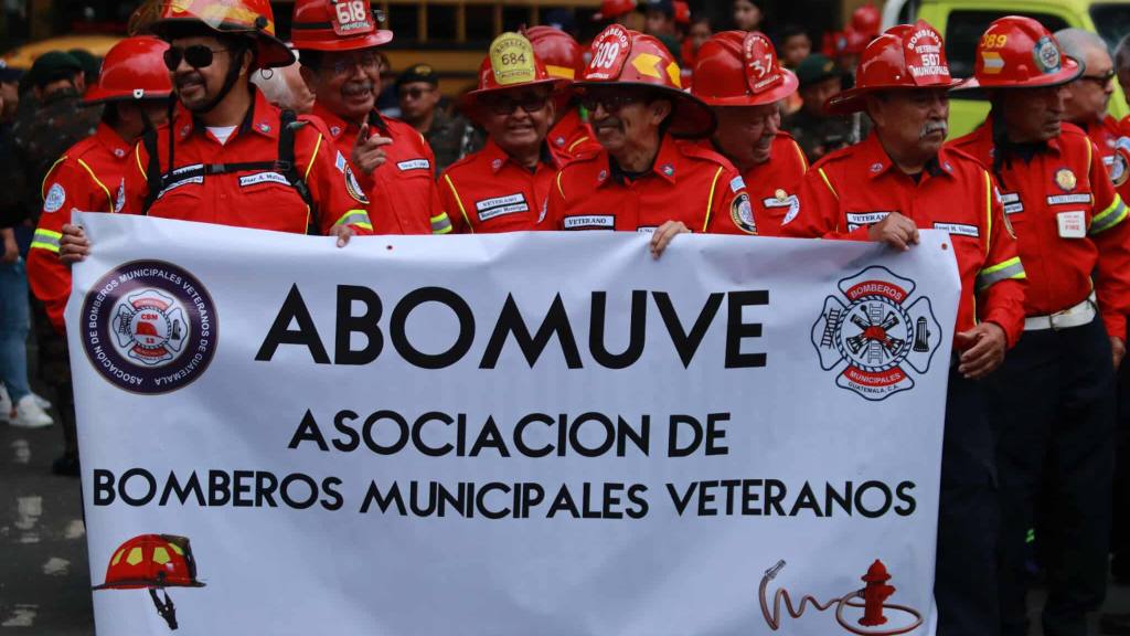 Bomberos Municipales conmemoran su 70 aniversario con desfile | Álex Meoño