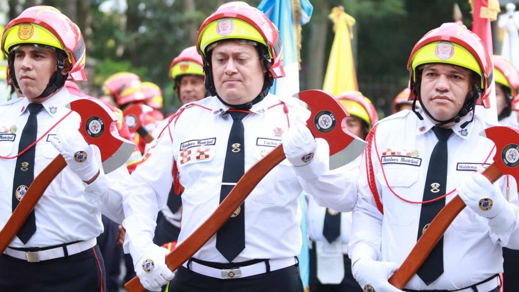 Bomberos Municipales conmemoran su 70 aniversario con desfile | Álex Meoño