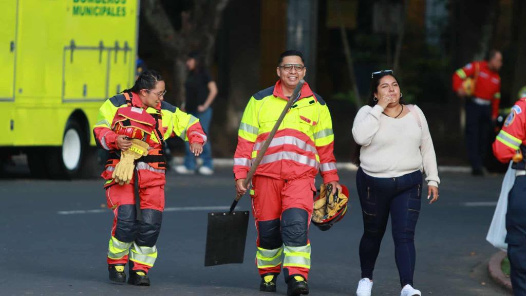 Bomberos Municipales conmemoran su 70 aniversario con desfile | Álex Meoño