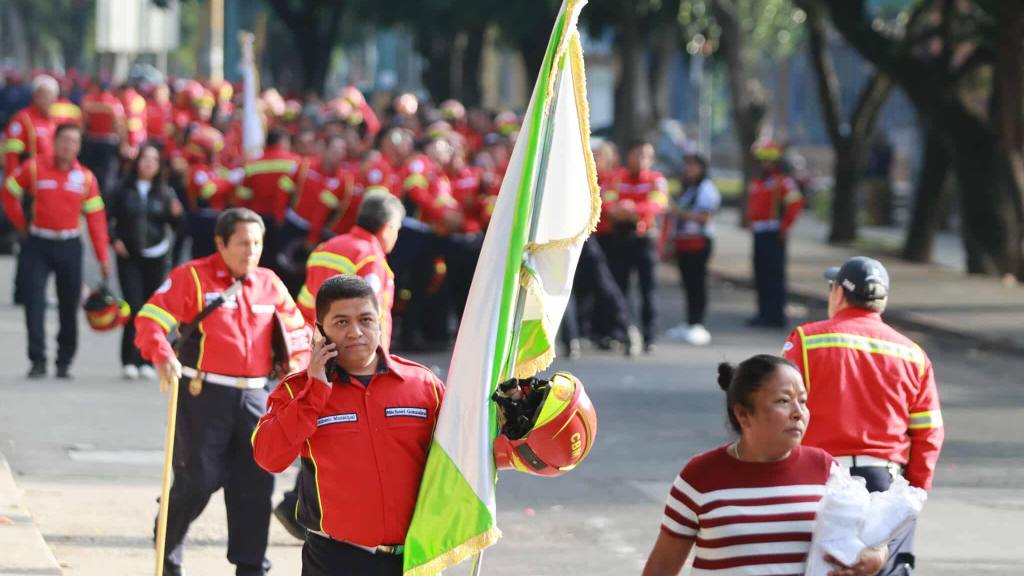 Bomberos Municipales conmemoran su 70 aniversario con desfile | Álex Meoño