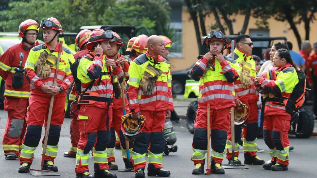 Bomberos Municipales conmemoran su 70 aniversario con desfile | Álex Meoño