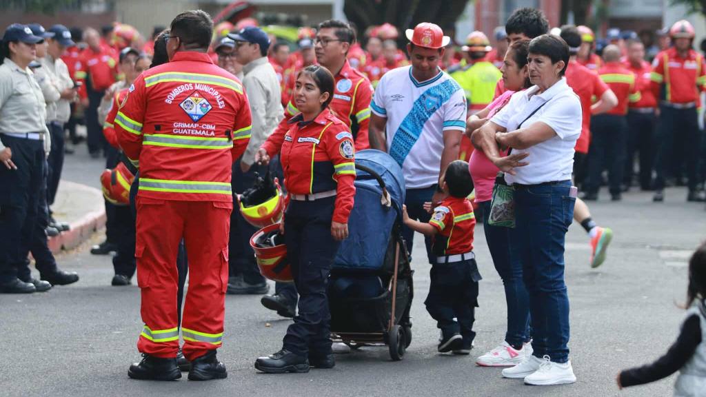 Bomberos Municipales conmemoran su 70 aniversario con desfile | Álex Meoño