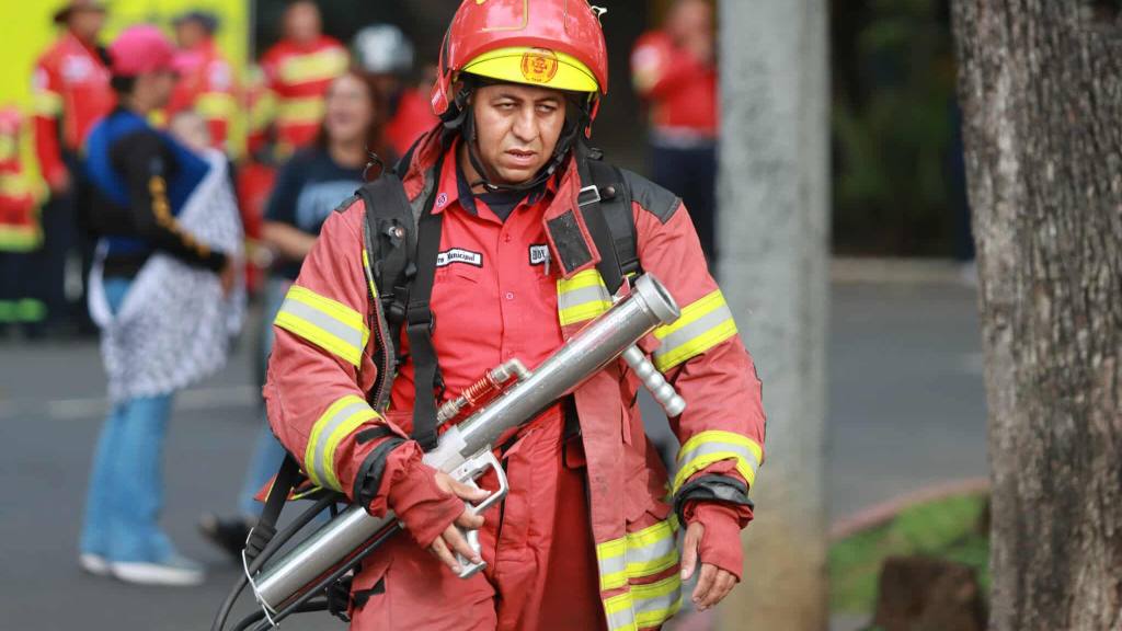 Bomberos Municipales conmemoran su 70 aniversario con desfile | Álex Meoño