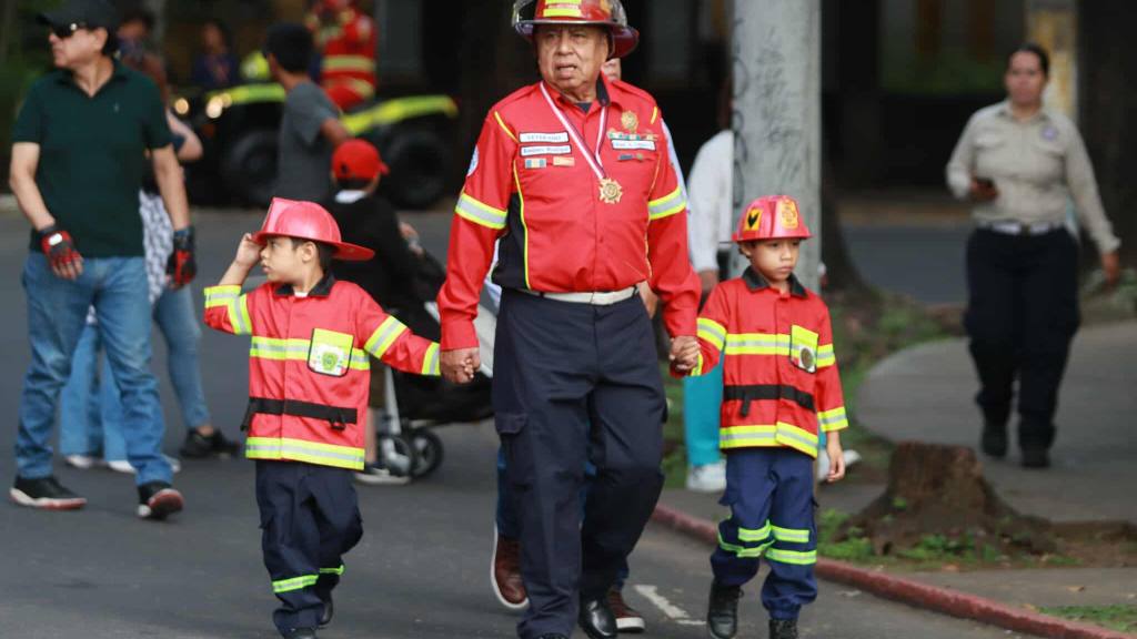 Bomberos Municipales conmemoran su 70 aniversario con desfile | Álex Meoño