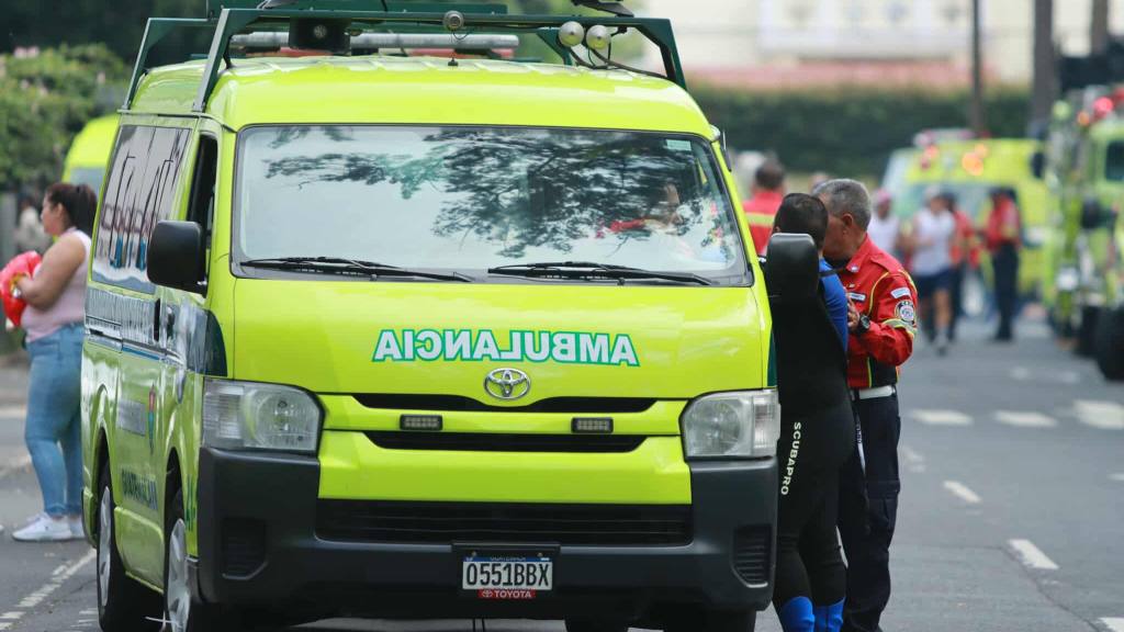 Bomberos Municipales conmemoran su 70 aniversario con desfile | Álex Meoño