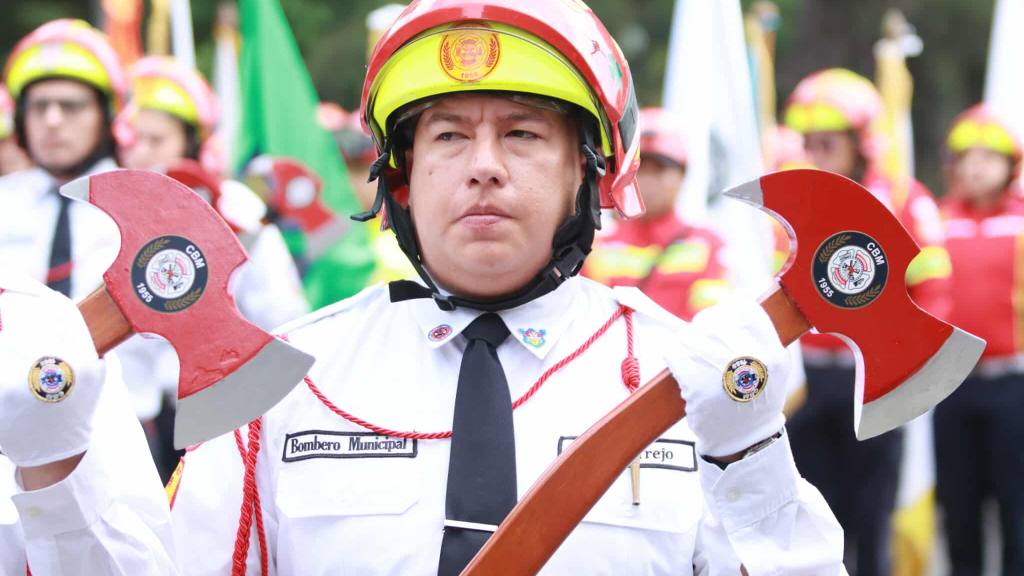 Bomberos Municipales conmemoran su 70 aniversario con desfile | Álex Meoño