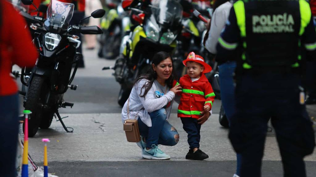 Bomberos Municipales conmemoran su 70 aniversario con desfile | Álex Meoño