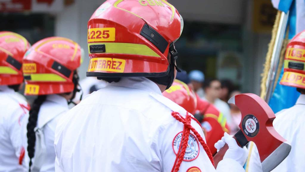Bomberos Municipales conmemoran su 70 aniversario con desfile | Álex Meoño