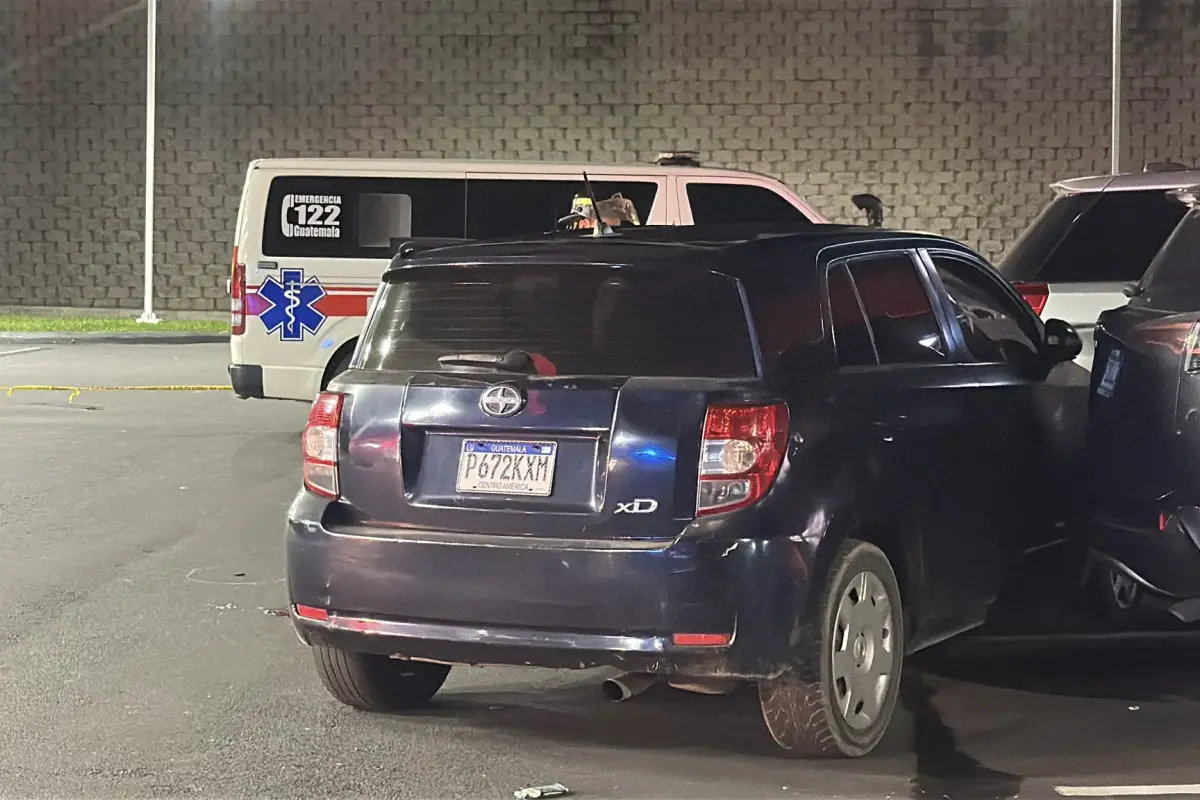 En el parqueo de una gasolinera, dos hombres fallecieron al ser blanco de un ataque armado., Bomberos Voluntarios.