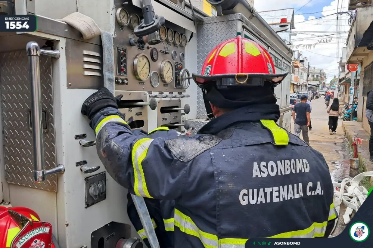 Los cuerpos de rescate acudieron al llamado de varios vecinos de San Juan Comalapa, quienes pidieron auxilio por un incendio estructural., Bomberos Municipales Departamentales. 