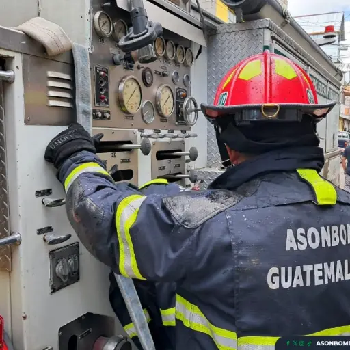 Los cuerpos de rescate acudieron al llamado de varios vecinos de San Juan Comalapa, quienes pidieron auxilio por un incendio estructural. ,Bomberos Municipales Departamentales. 