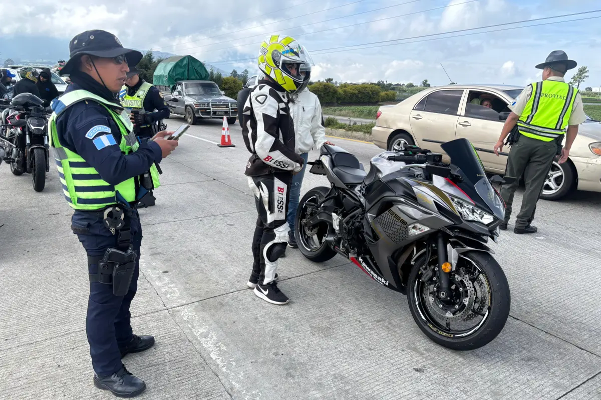 Los agentes ocuparon un carril en el kilómetro 72 de la ruta Interamericana, para prevenir accidentes por exceso de velocidad. , Tránsito PNC.