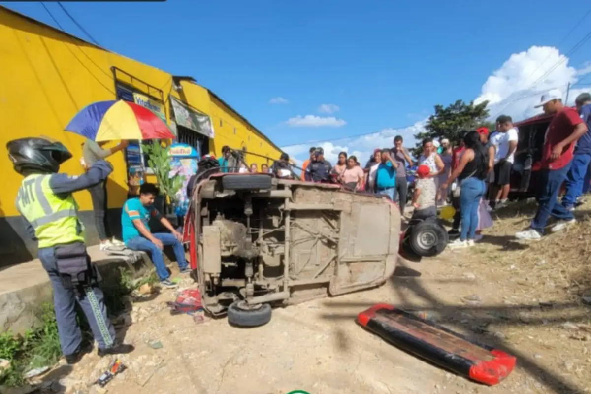 El vehículo de tres ruedas quedó volcado sobre un camino de terracería de Ciudad Quetzal. , Bomberos Municipales Departamentales. 