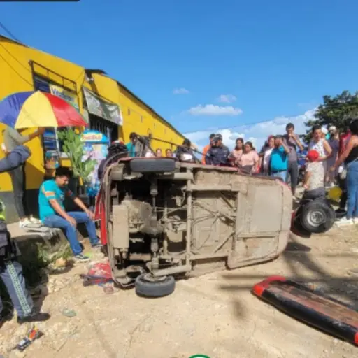 El vehículo de tres ruedas quedó volcado sobre un camino de terracería de Ciudad Quetzal.  ,Bomberos Municipales Departamentales. 