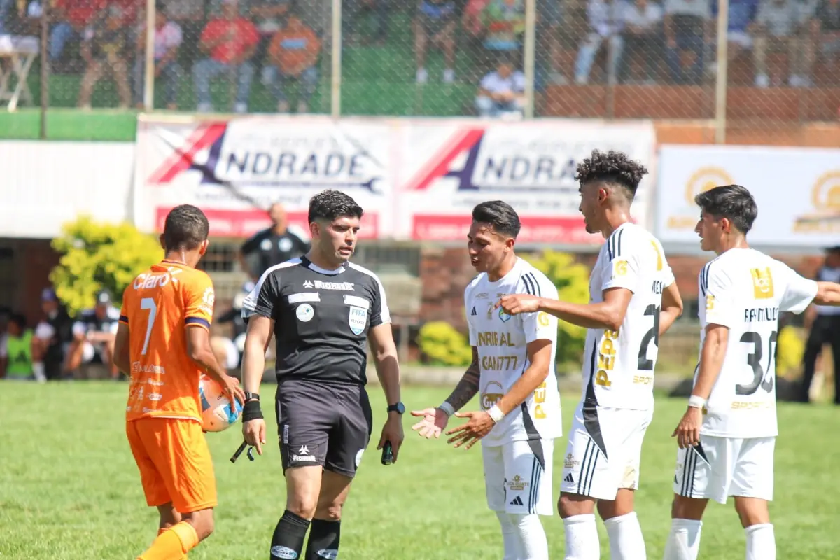 Partido entre Achuapa y Comunicaciones - Luis Martínez