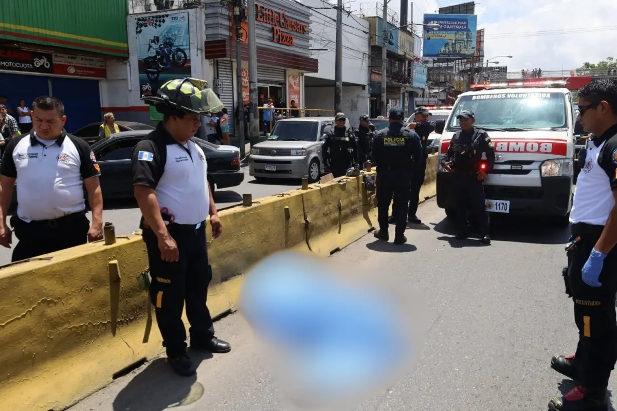 El accidente ocurrió en el carril derecho de El Trébol, en la Calzada Roosevelt. , Bomberos Voluntarios.