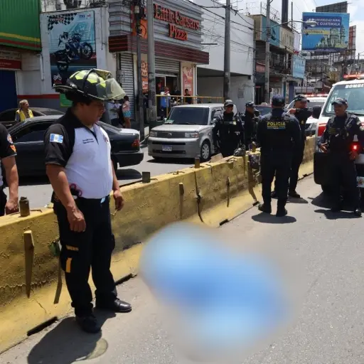 El accidente ocurrió en el carril derecho de El Trébol, en la Calzada Roosevelt.  ,Bomberos Voluntarios.