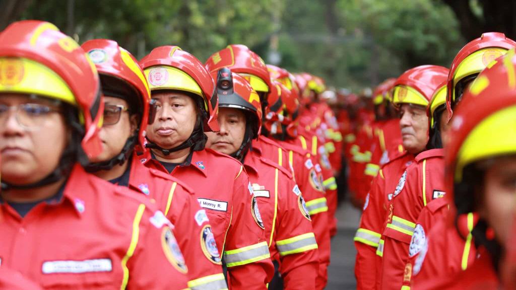 Bomberos Municipales conmemoran su 70 aniversario con desfile | Álex Meoño