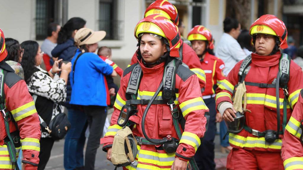 Bomberos Municipales conmemoran su 70 aniversario con desfile | Álex Meoño