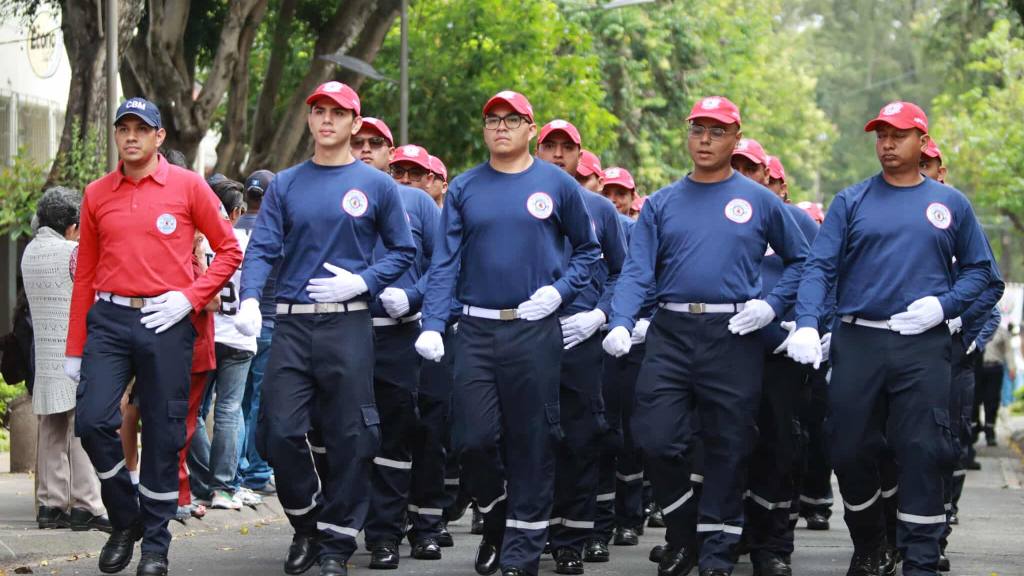 Bomberos Municipales conmemoran su 70 aniversario con desfile | Álex Meoño