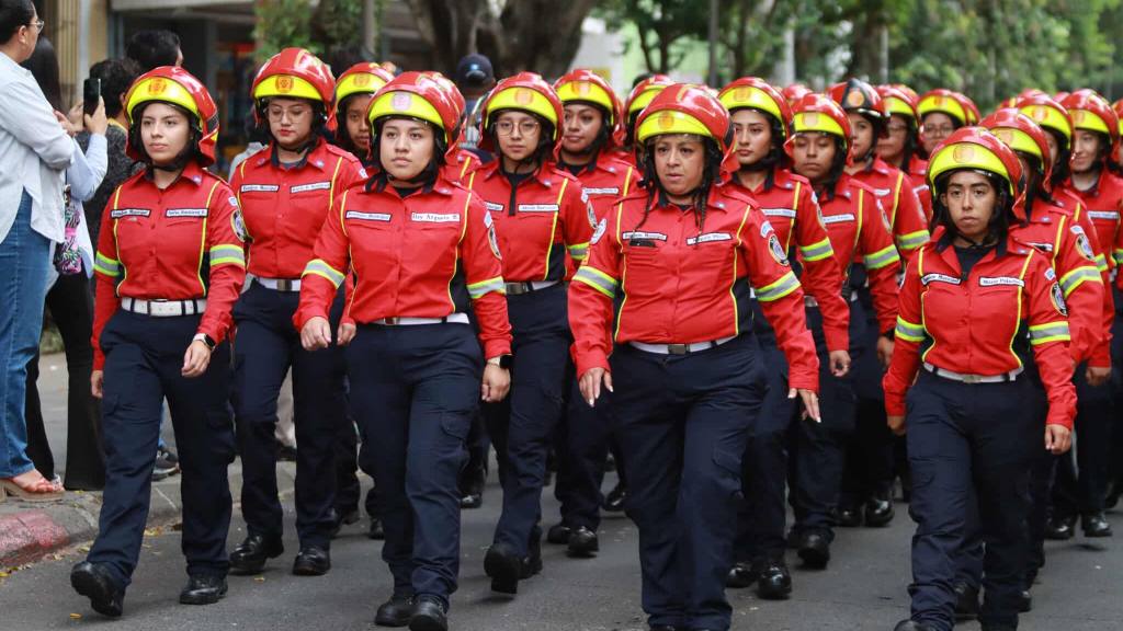 Bomberos Municipales conmemoran su 70 aniversario con desfile | Álex Meoño