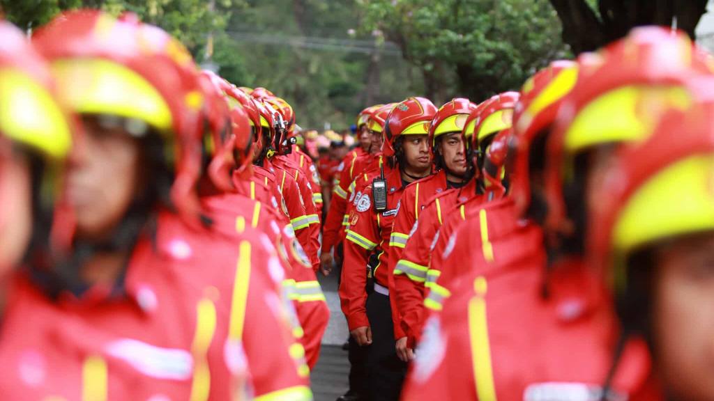 Bomberos Municipales conmemoran su 70 aniversario con desfile | Álex Meoño