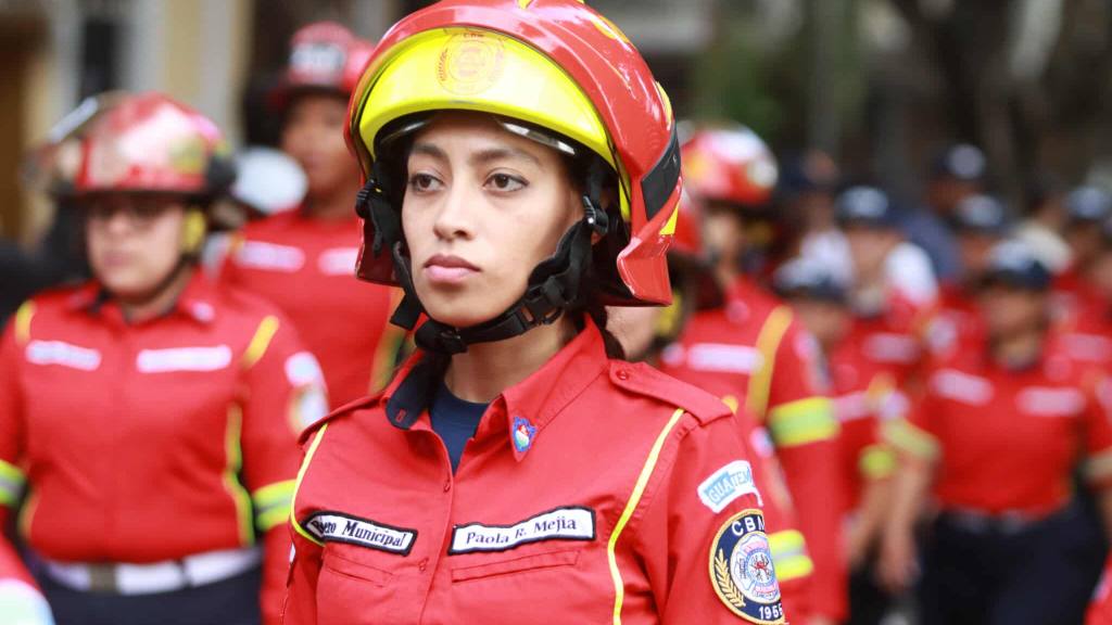 Bomberos Municipales conmemoran su 70 aniversario con desfile | Álex Meoño