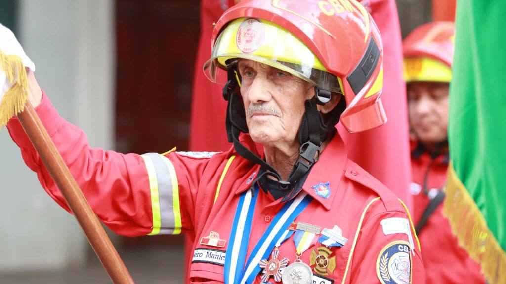 Bomberos Municipales conmemoran su 70 aniversario con desfile | Álex Meoño