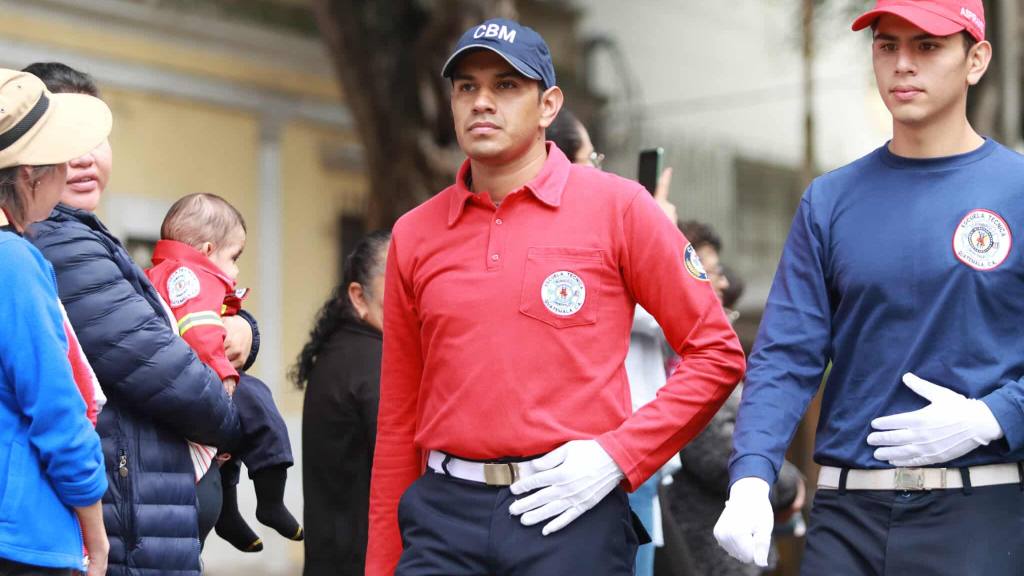 Bomberos Municipales conmemoran su 70 aniversario con desfile | Álex Meoño